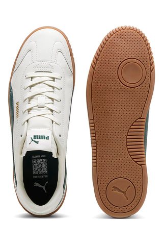 Weiße Turnschuhe und grünes Band Puma Club 5v5