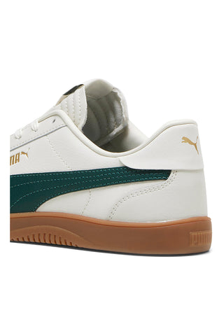 Weiße Turnschuhe und grünes Band Puma Club 5v5