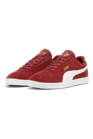 Rote Turnschuhe mit weißem Puma Club II-Logo