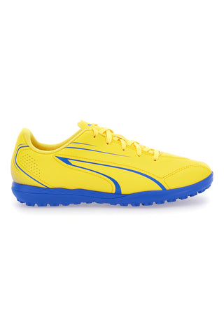 Gelbe Fußballschuhe und blaue Sohle von Puma Vitoria TT JR