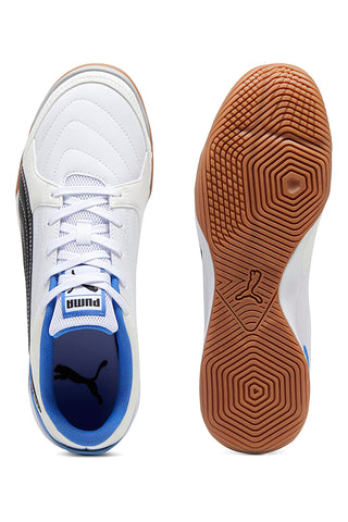 Weiße Fußballschuhe mit schwarzen und blauen Details von Puma Pressing IV