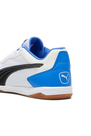 Weiße Fußballschuhe mit schwarzen und blauen Details von Puma Pressing IV