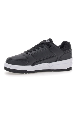 Schwarz-weiße Sneaker „Champion Rebound Heritage Low“.
