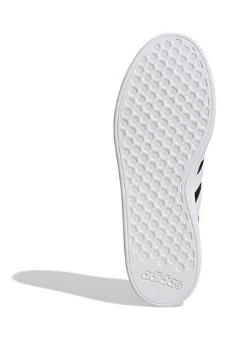 Schwarze Turnschuhe mit Adidas Grand Court Base 2.0-Schnürsenkeln