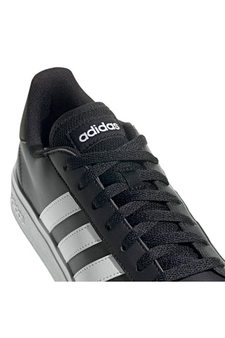 Schwarze Turnschuhe mit Adidas Grand Court Base 2.0-Schnürsenkeln