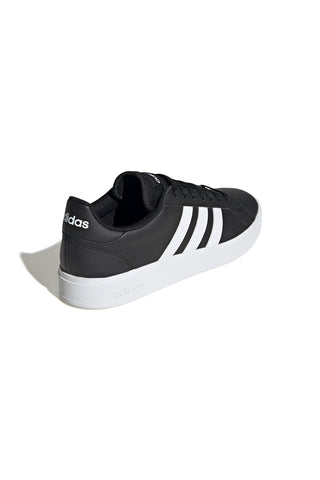 Schwarze Turnschuhe mit Adidas Grand Court Base 2.0-Schnürsenkeln