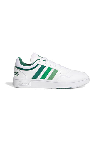 Weiße Turnschuhe mit grünen Bändern Adidas Hoops 3.0