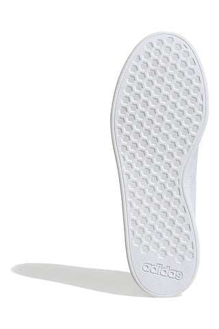 Weiße Turnschuhe mit Adidas ADVANTAGE BASE 2.0-Schnürsenkeln