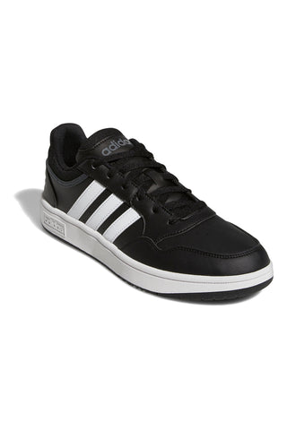 Schwarze Turnschuhe mit Adidas HOOPS 3.0-Schnürsenkeln