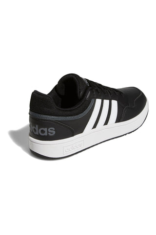 Schwarze Turnschuhe mit Adidas HOOPS 3.0-Schnürsenkeln
