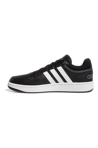 Schwarze Turnschuhe mit Adidas HOOPS 3.0-Schnürsenkeln
