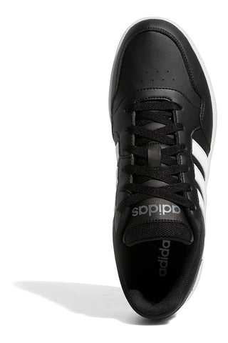 Schwarze Turnschuhe mit Adidas HOOPS 3.0-Schnürsenkeln