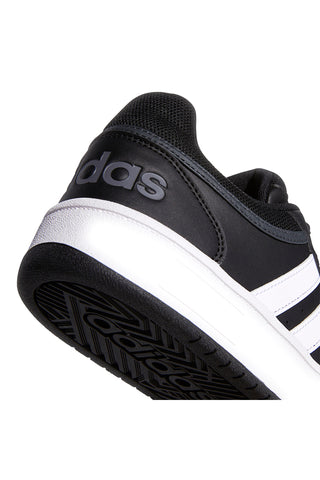 Schwarze Turnschuhe mit Adidas HOOPS 3.0-Schnürsenkeln