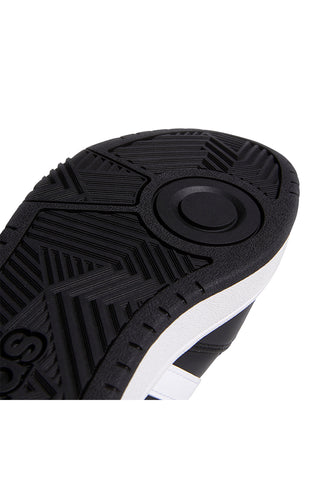 Schwarze Turnschuhe mit Adidas HOOPS 3.0-Schnürsenkeln