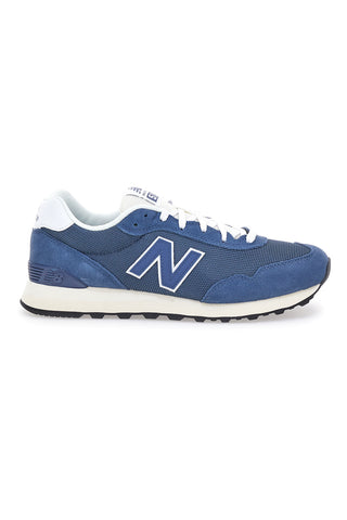 Blaue Turnschuhe mit seitlichem New Balance 515-Logo