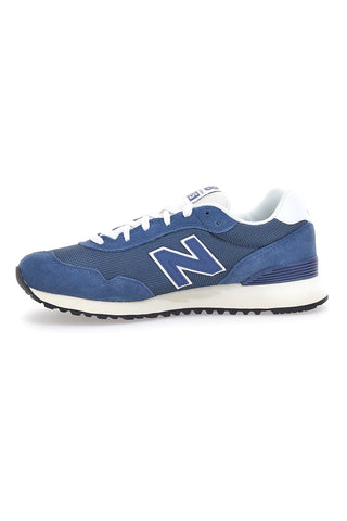 Blaue Turnschuhe mit seitlichem New Balance 515-Logo