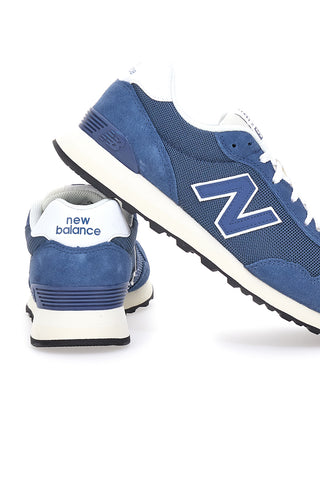 Blaue Turnschuhe mit seitlichem New Balance 515-Logo