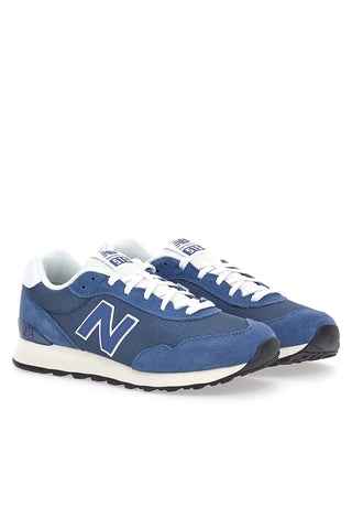 Blaue Turnschuhe mit seitlichem New Balance 515-Logo