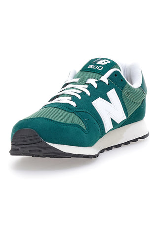 Grüne Turnschuhe mit seitlichem New Balance 500-Logo