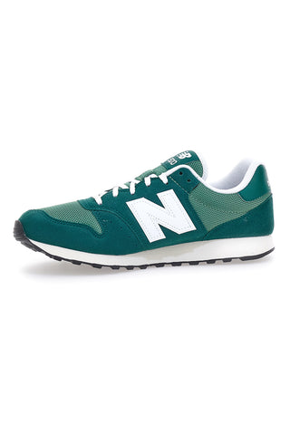 Grüne Turnschuhe mit seitlichem New Balance 500-Logo