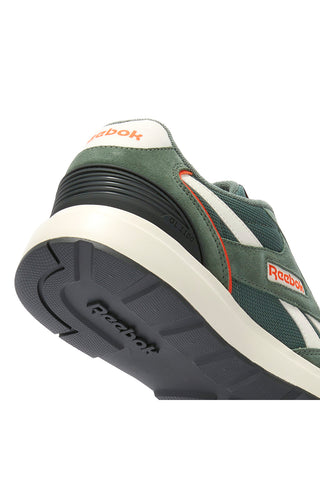 Grüne Turnschuhe mit seitlichem Reebok GL1000-Logo