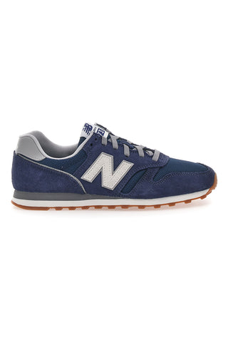 Blaue Sneaker mit weißem New Balance 373-Logo