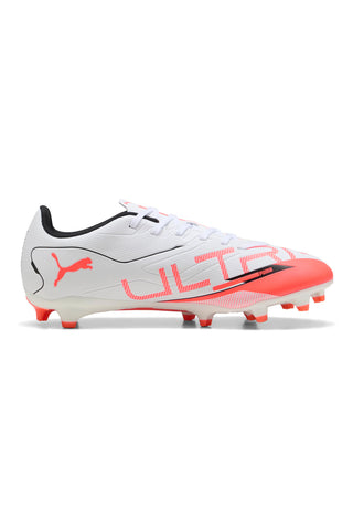 Weiße und rote Fußballschuhe mit Puma ULTRA 5 PLAY FG/AG-Stollen