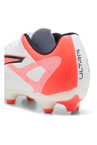 Weiße und rote Fußballschuhe mit Puma ULTRA 5 PLAY FG/AG-Stollen