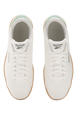 Weiße Sneakers mit brauner Reebok Court Clean-Sohle