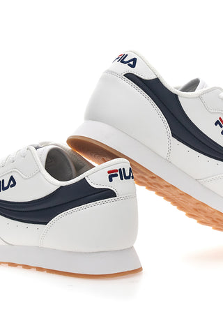 Weiße und blaue Sneakers mit herausnehmbarer Fila Orbit-Einlegesohle
