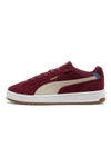 Burgunderfarbene Wildleder-Sneaker mit beigen Details: Puma Court Classico SD