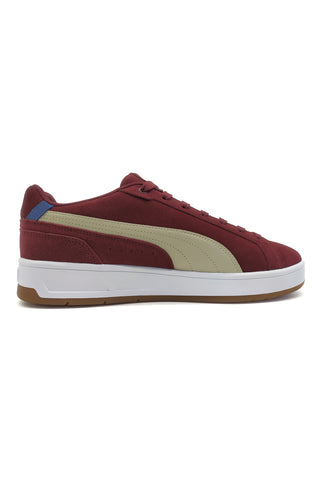 Burgunderfarbene Wildleder-Sneaker mit beigen Details: Puma Court Classico SD