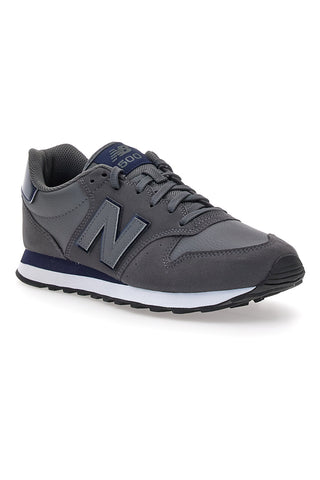 Graue Sneakers New Balance GM500DGN mit blauen Details