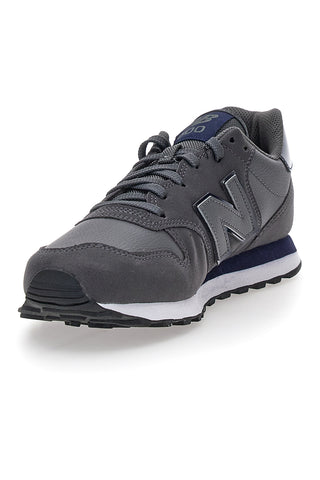 Graue Sneakers New Balance GM500DGN mit blauen Details
