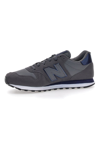 Graue Sneakers New Balance GM500DGN mit blauen Details
