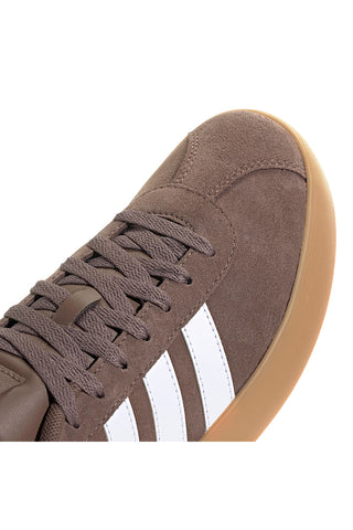 Sneakers marroni con strisce bianche e suola color gum Adidas VL Court 3