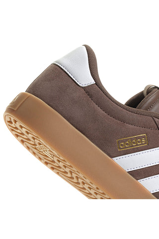 Sneakers marroni con strisce bianche e suola color gum Adidas VL Court 3