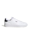 Weiße Adidas Urban Court-Schuhe mit schwarzen Details aus synthetischen Materialien