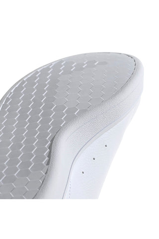 Weiße Adidas Urban Court-Schuhe mit schwarzen Details aus synthetischen Materialien