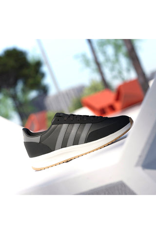 Sneakers nere con strisce grigie e suola ammortizzata Adidas Run 70s 2