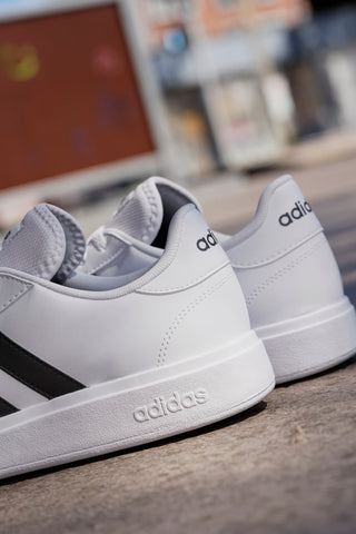 Adidas Grand Court Base 2 Weiße Sneaker mit schwarzen Streifen im Tennis-Stil