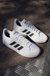 Sneakers bianche con strisce nere stile tennis Adidas Grand Court Base 2