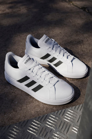 Adidas Grand Court Base 2 Weiße Sneaker mit schwarzen Streifen im Tennis-Stil