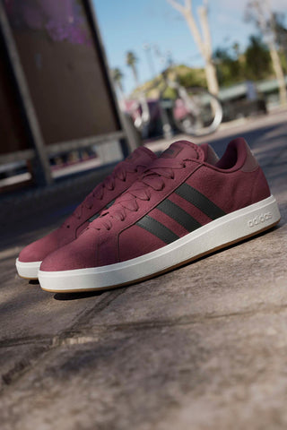 Adidas Grand Court Base 00s Sneaker aus burgunderrotem Leder mit schwarzen Streifen