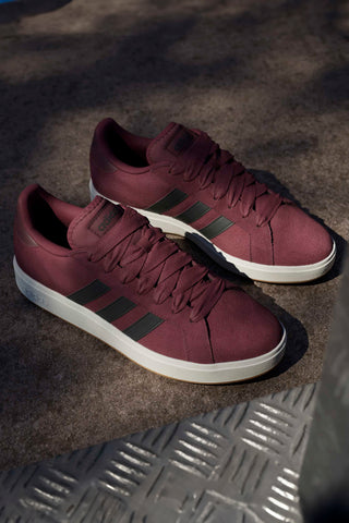 Adidas Grand Court Base 00s Sneaker aus burgunderrotem Leder mit schwarzen Streifen