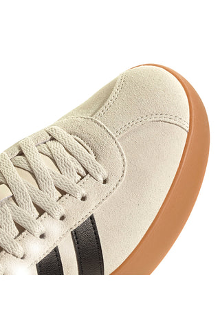 Beige Sneaker mit Adidas VL Court 3 Sohle in Gummifarbe