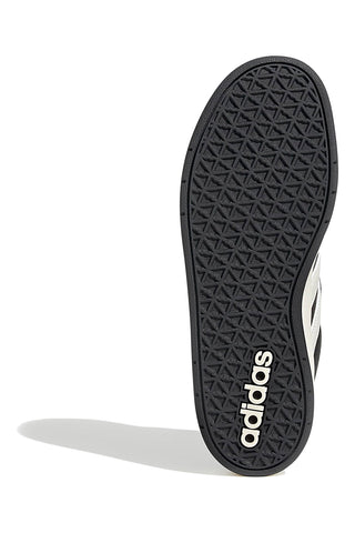Schwarze Sneaker mit weißer Sohle und Adidas Breakbase J-Streifen