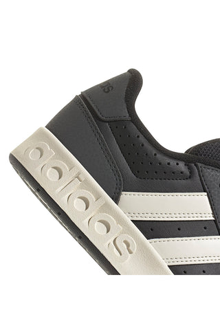 Schwarze Sneaker mit weißer Sohle und Adidas Breakbase J-Streifen