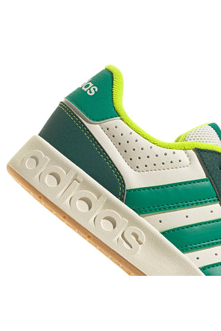 Adidas Breakbase J – Weiße und grüne Sneakers mit geprägtem Logo