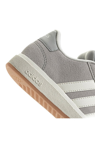 Sneakers grigie in suede con strisce bianche Adidas Grand Court 00s K